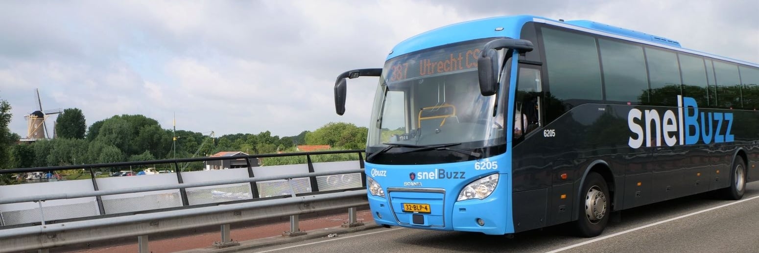 snelBuzz 387 richting Utrecht CS op snelweg met molen op achtergrond