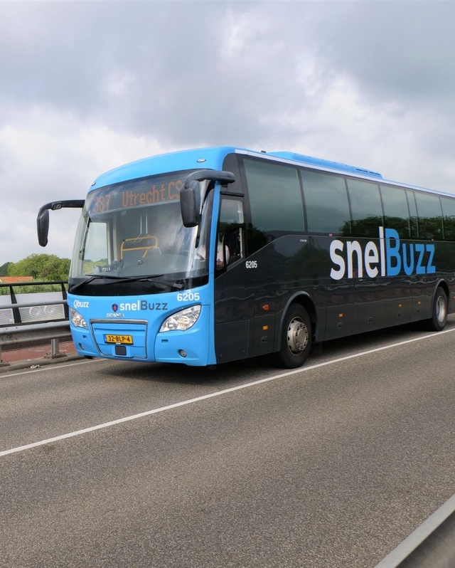 snelBuzz 387 richting Utrecht CS op snelweg met molen op achtergrond