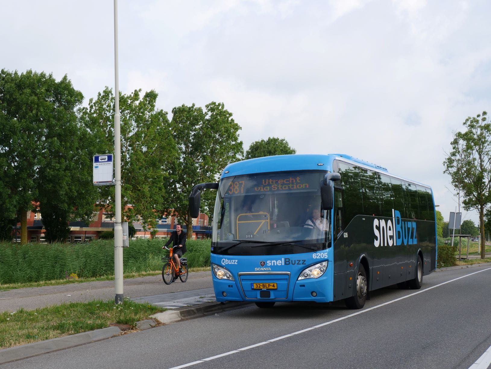 Een blauwe snelBuzz bij een halte.