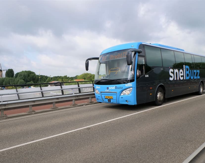 snelBuzz 387 richting Utrecht CS op snelweg met molen op achtergrond