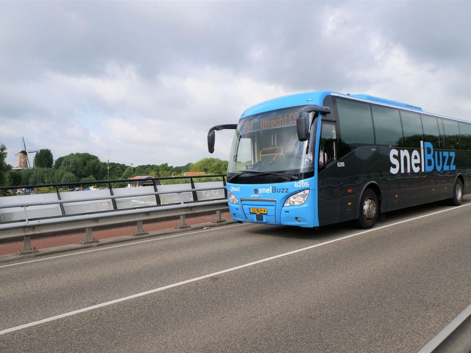 snelBuzz 387 richting Utrecht CS op snelweg met molen op achtergrond