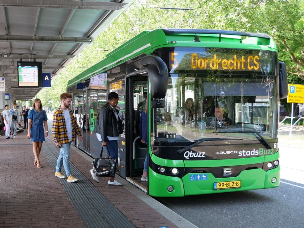 Reizigers stappen in Qbuzz bus bij Dordrecht CS
