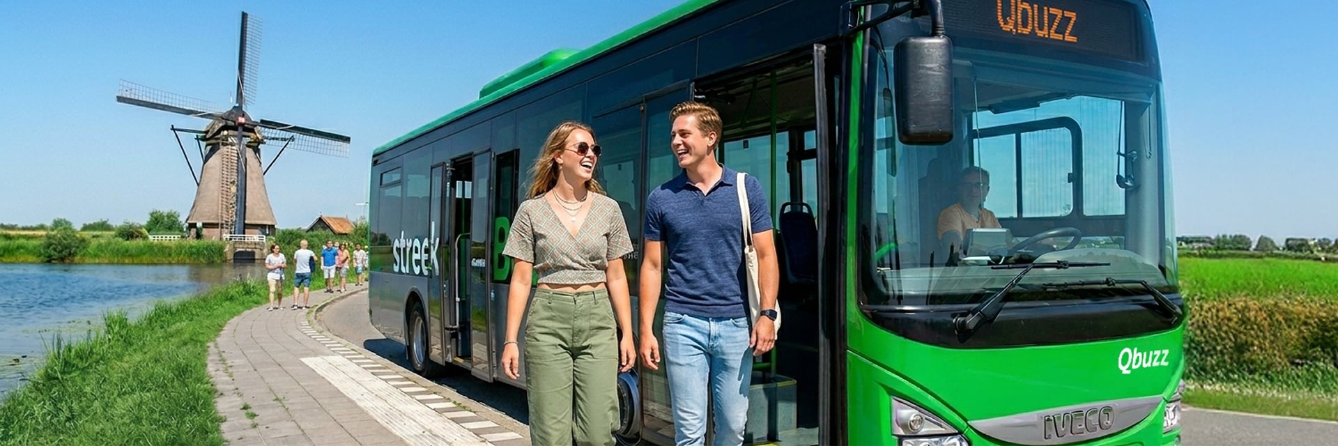 Jonge man en vrouw stappen uit streekBuzz bus op Kinderdijk. molen op achtergond. Foto is bewerkt met AI