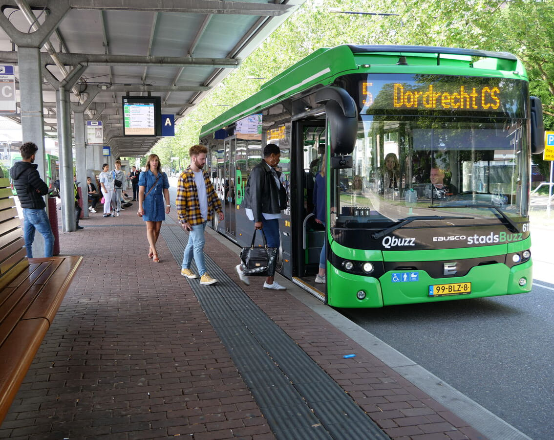 Reizigers stappen in Qbuzz bus bij Dordrecht CS