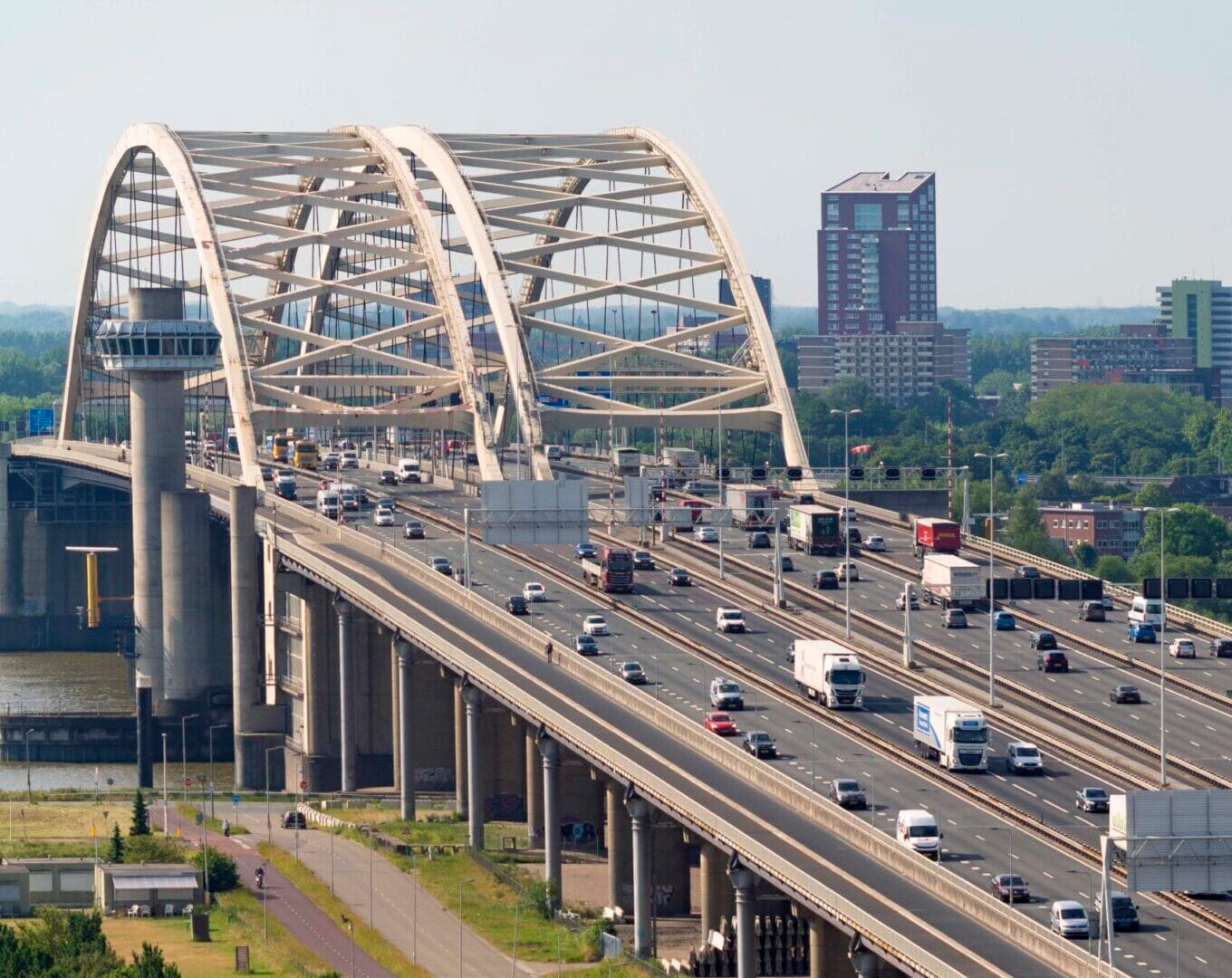 De brienenoordbrug met druk autoverkeer