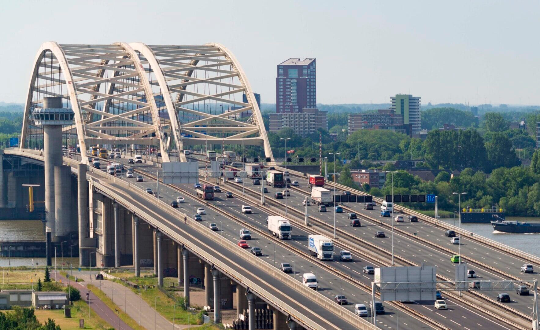 De brienenoordbrug met druk autoverkeer